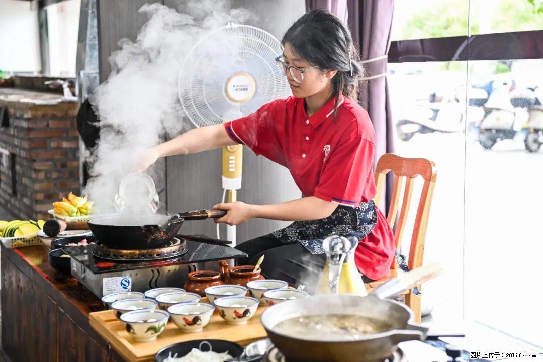 全网追的“扁担女孩”，找了一份暑假工，时薪12元 - 绥化生活资讯 - 绥化28生活网 suihua.28life.com